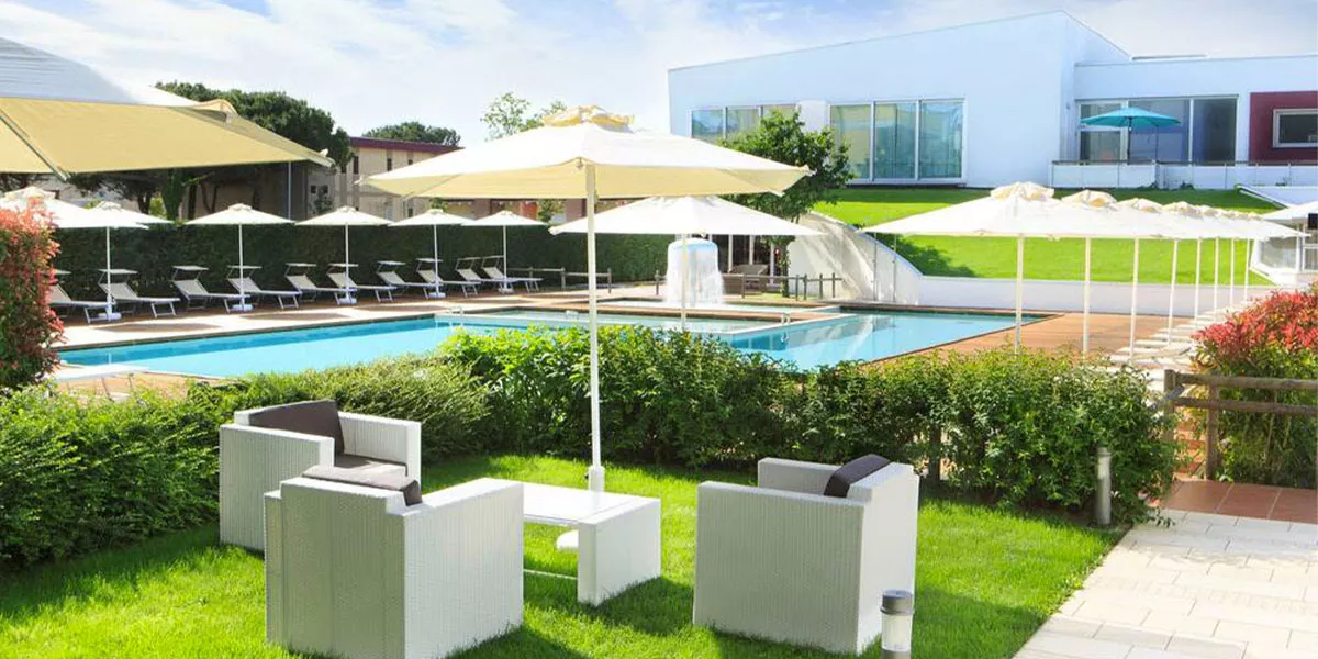 domino-suite-hotel-giardino-piscina